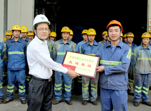 挖掘機公司結構件廠底架班榮獲“全國先進班組獎”
