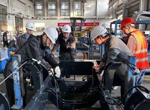 裝載機業務群新大學生職工圓滿完成首次裝機任務
