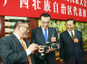 李克強(qiáng)出席第十三屆全國人大一次會議廣西代表團(tuán)分組討論 曾光安書記向李克強(qiáng)總理匯報(bào)工作
