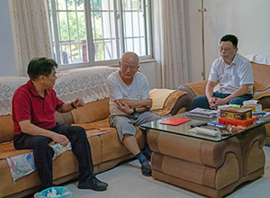 柳州市國(guó)慶節(jié)前到公司慰問(wèn)全國(guó)勞動(dòng)模范