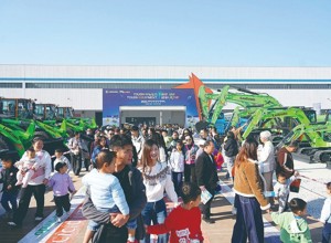 柳工全球客戶節(jié)開放日溫情啟幕 三千員工家屬共鑒硬核實力與家文化溫度
