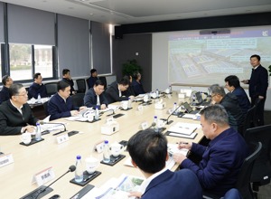 柳州市委書記張壯、市長(zhǎng)劉勝友到柳工座談交流