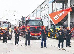 柳工農(nóng)機(jī)2026年全球訂單首發(fā)！混合動(dòng)力拖拉機(jī)啟程奔赴海內(nèi)外市場(chǎng)
