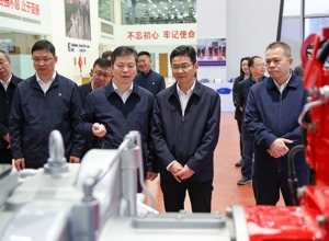 自治區副主席曹志強調研柳工：以科技創新引領產業創新 加快打造現代化支柱產業