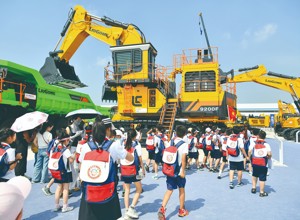 柳工硬核科技迎“六一”  工業思政研學點亮少年強國夢